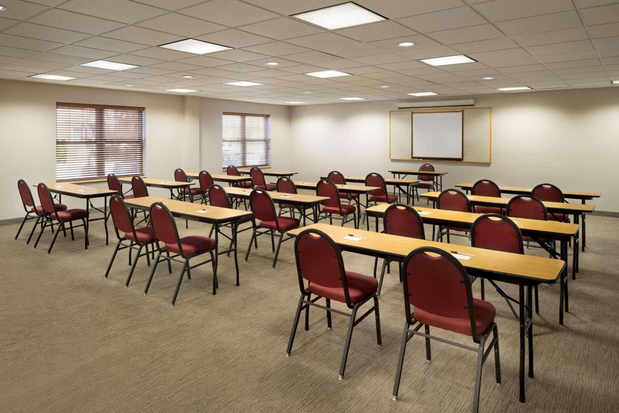 Hotel Country & By Radisson, East, Ky 3*